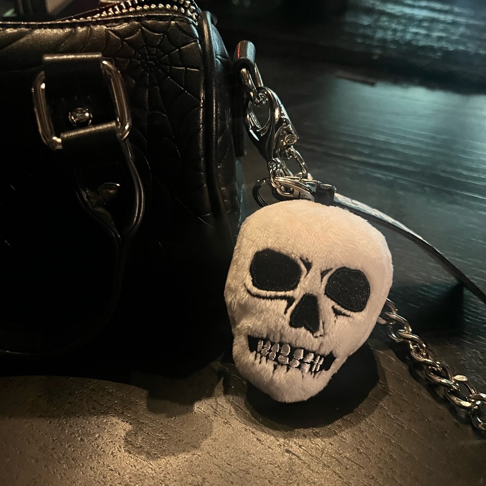 SKULL PLUSH KEYCHAIN - Picture 5 of 6